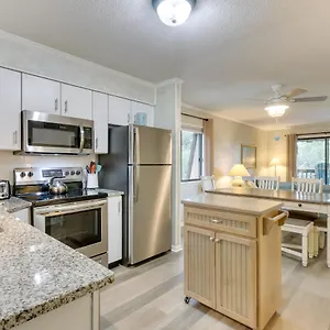 Hilton Head With Balcony And Pool, Walk To Apartment Hilton Head Island
